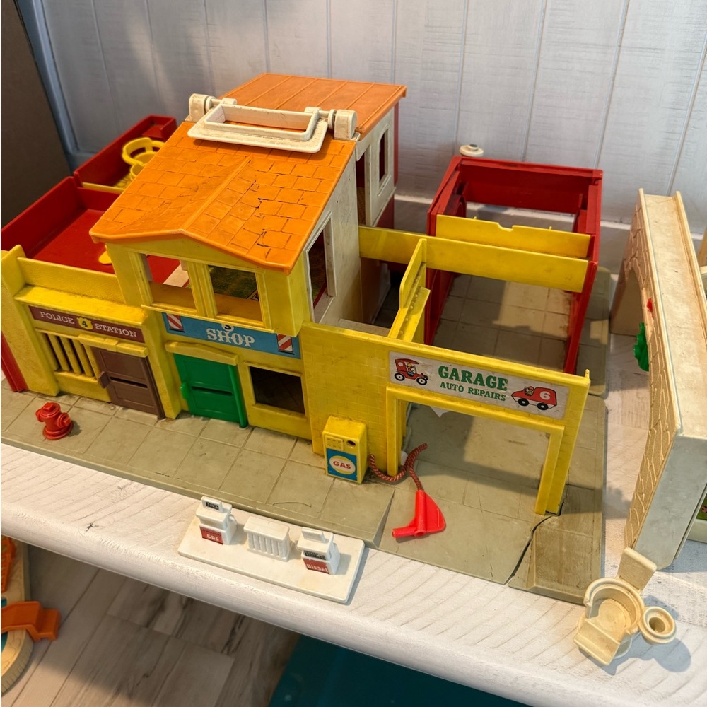 vintage 1973 Fisher-Price Little People Play Family Village